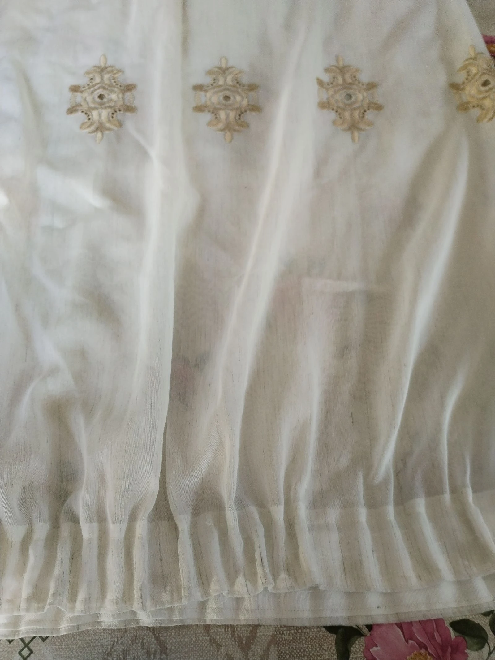 Muy bonita cortina vintage con bordados de color dorado. – photo 7
